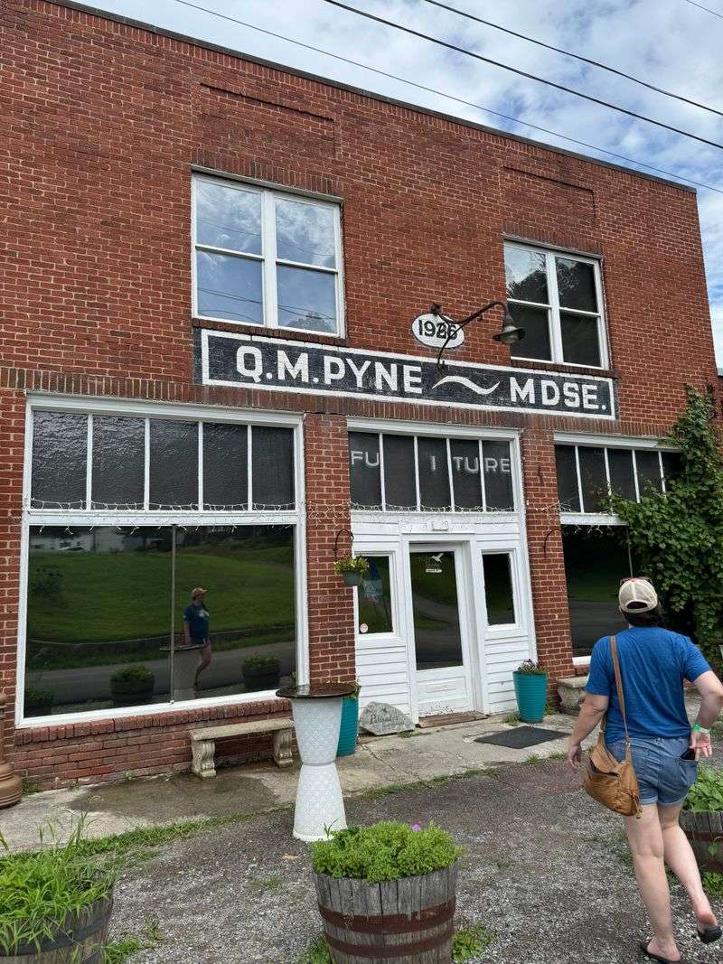 The Palisades Restaurant — Eggleston, Virginia