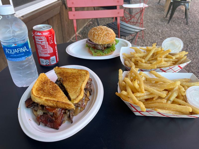 Giant Burger — Rogue River, OR