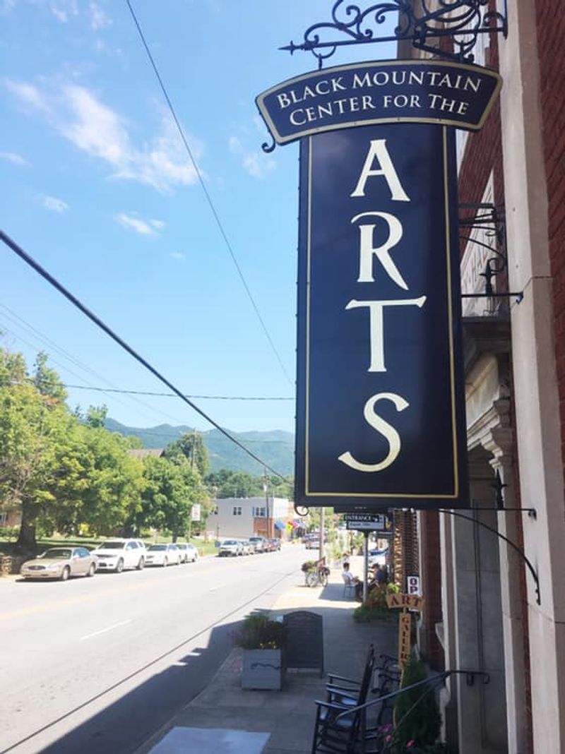 Black Mountain – Holly Jolly in the Little Town That Rocks