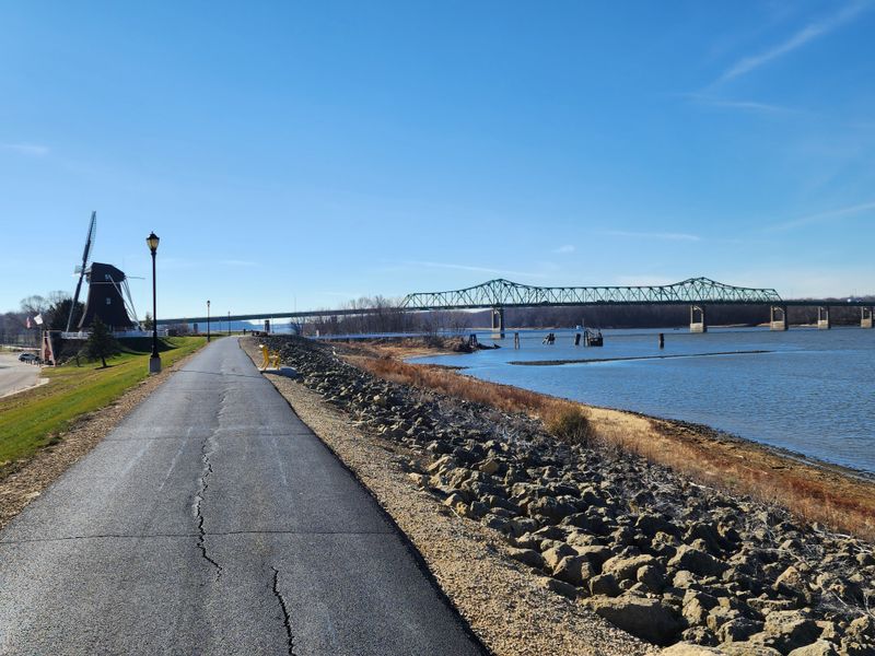 Great River Trail Levee Walk