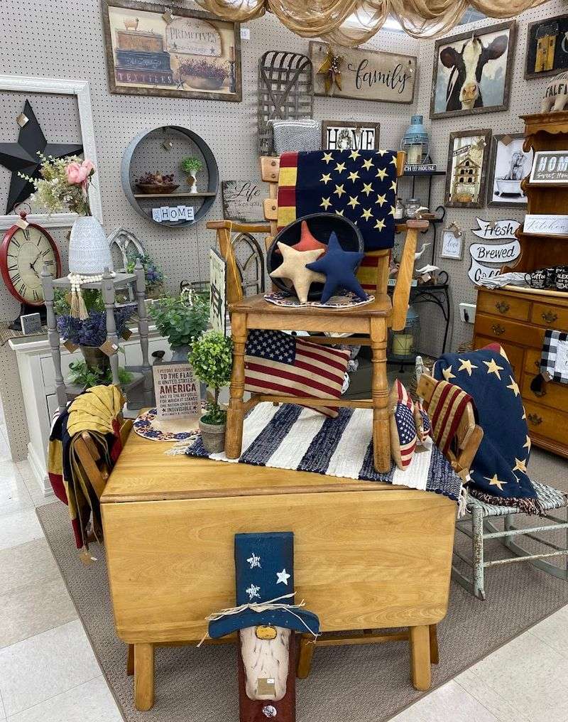 Hidden Treasures Mall and Antiques, Loves Park