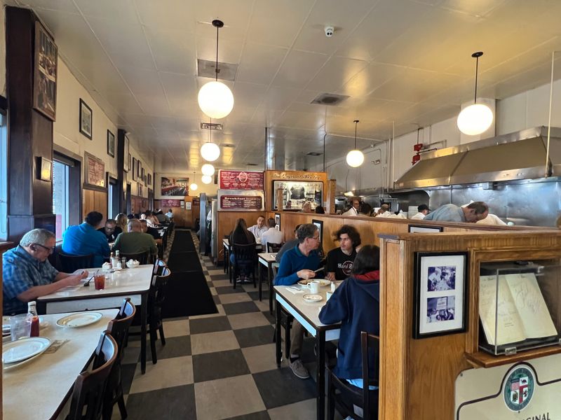 Decor, Ambiance, And Setting