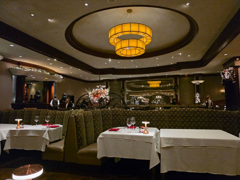 Decor, Ambiance, And Setting