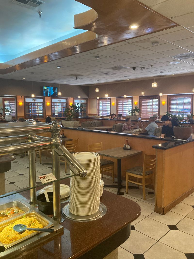 Decor, Ambiance, And Layout