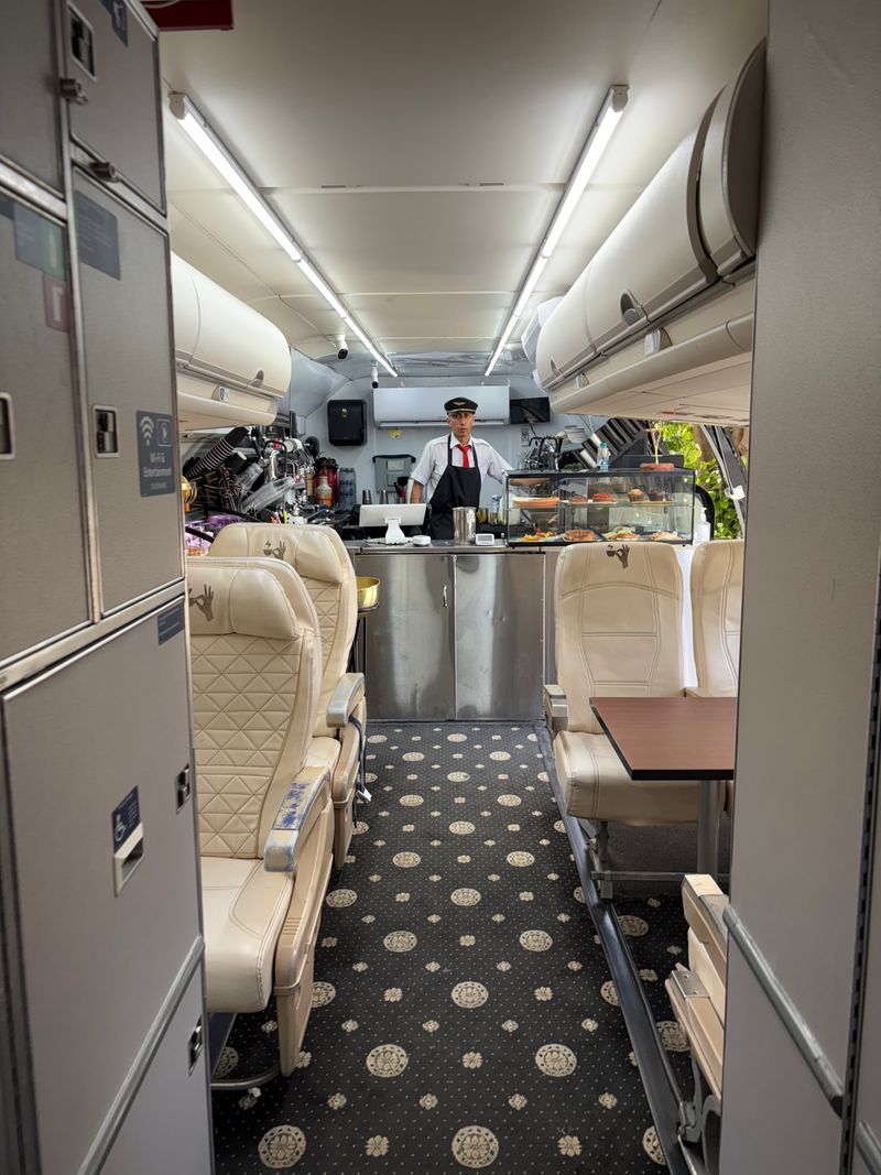 Decor, Ambiance, And Theme