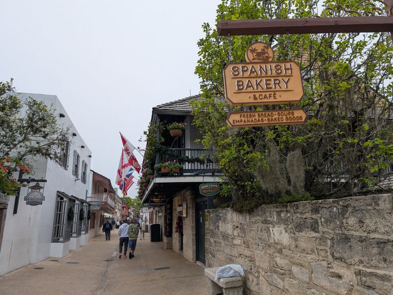 Decor, Ambiance, And Setting