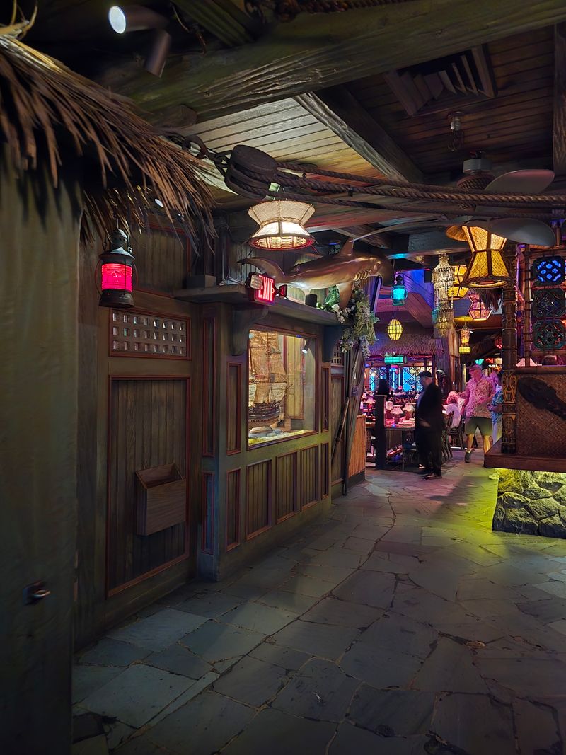 Decor, Ambiance, And Setting