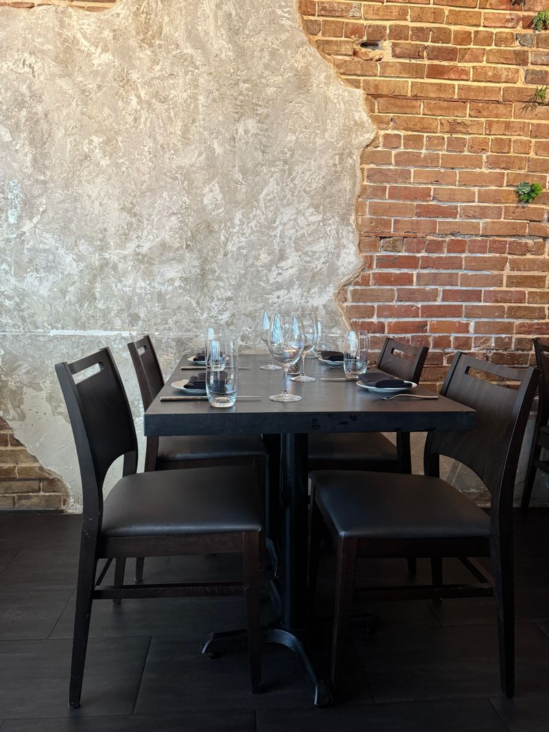 Decor, Ambiance, And Setting