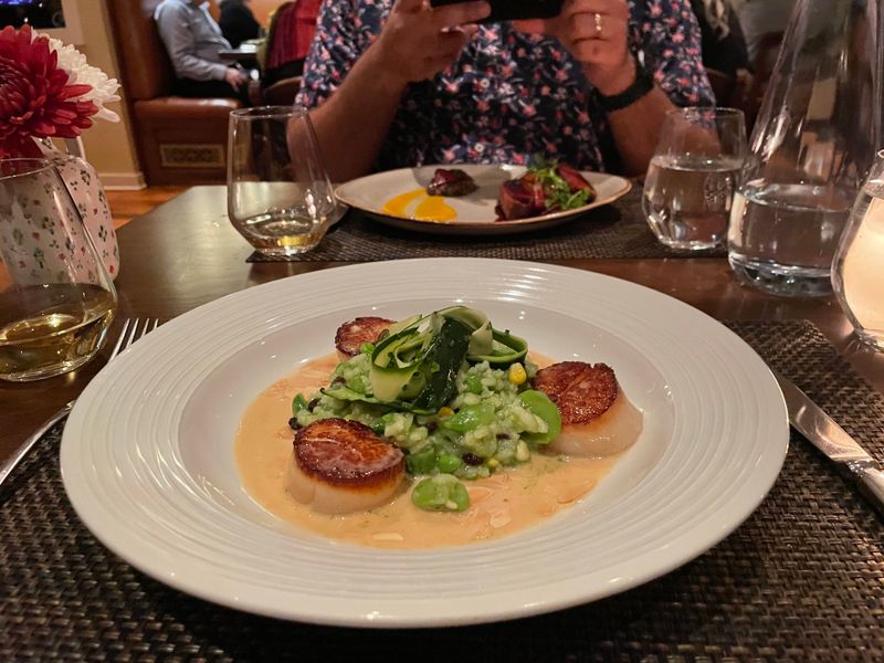 Decor, Ambiance, And Setting