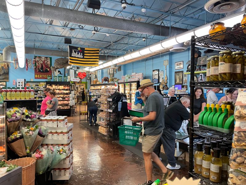 Decor, Ambiance, And Layout