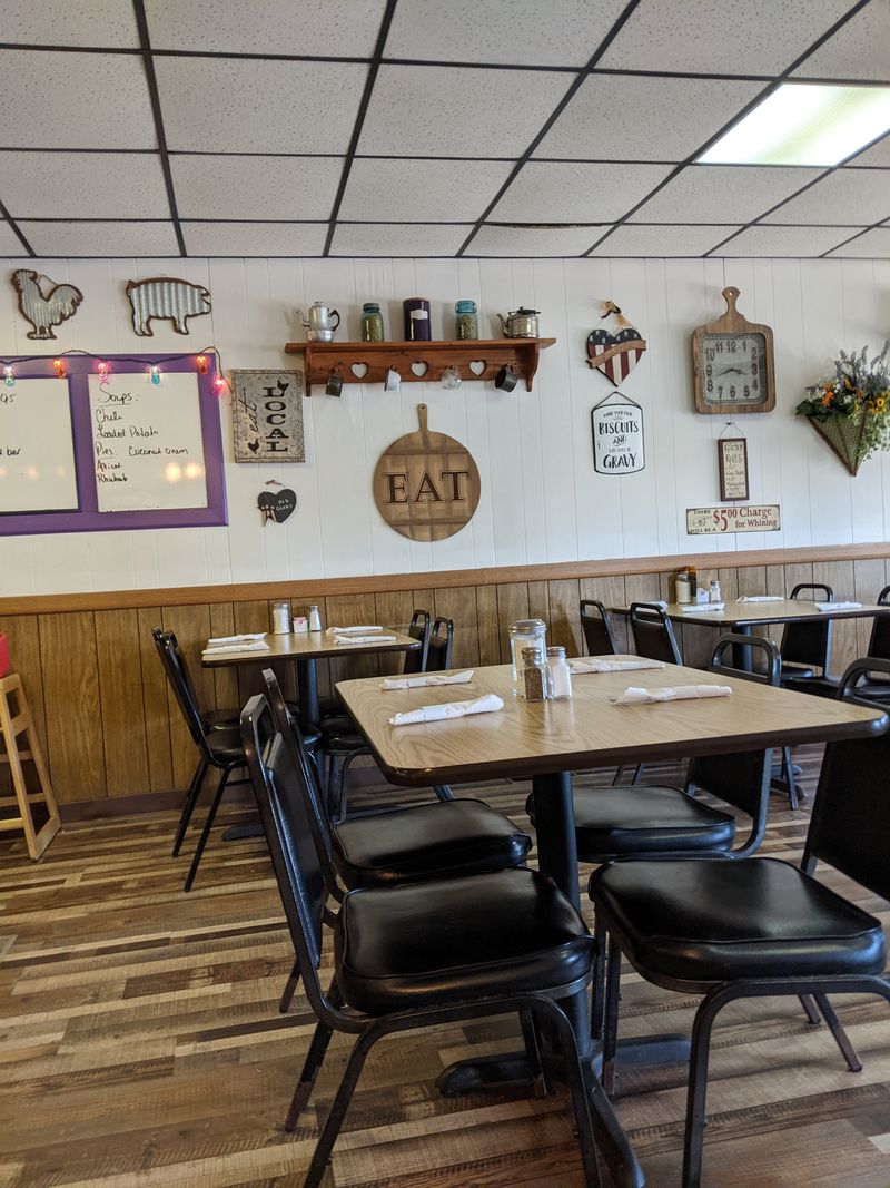 Decor, Ambiance, And Small-Town Charm