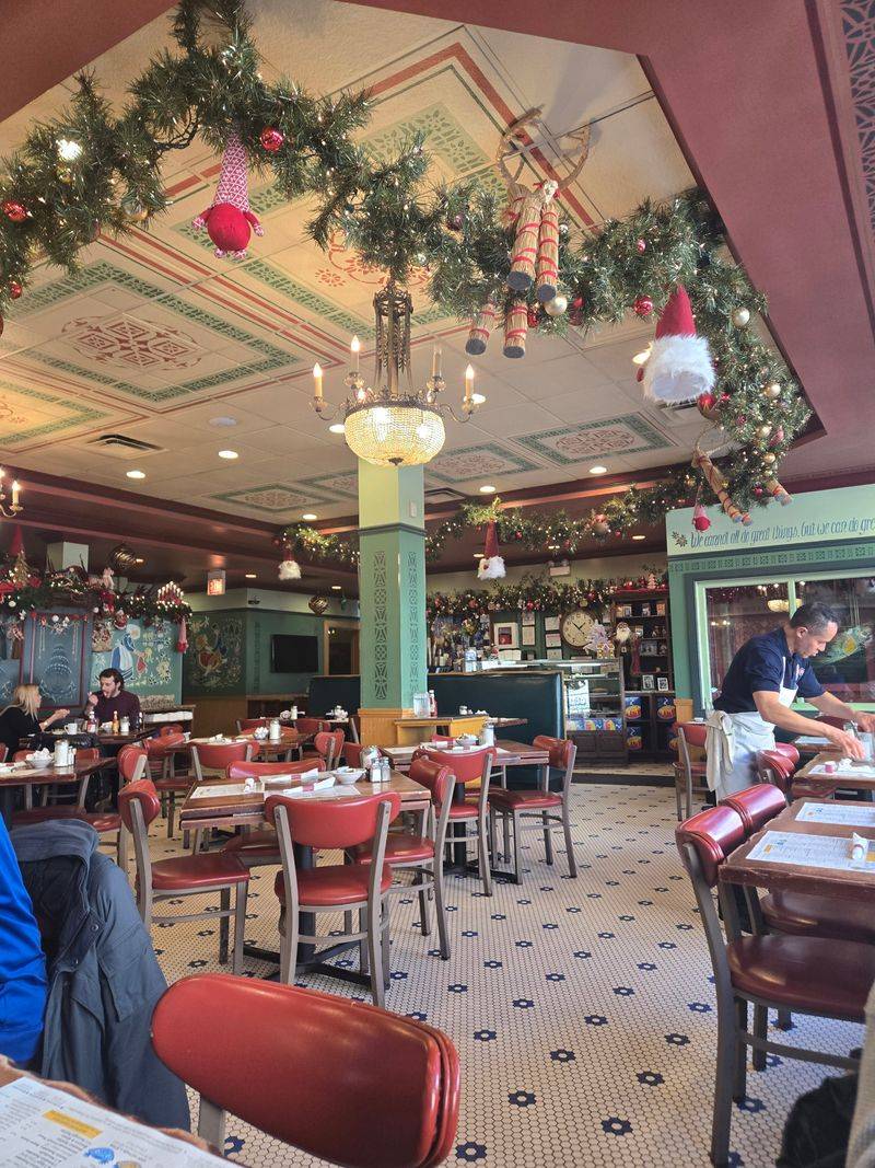 Decor, Ambiance, And Cozy Diner Comfort