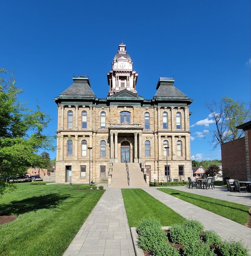 Holmes County Courthouse Square, Millersburg