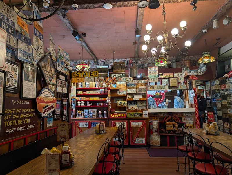 Vintage Decor That Turns A Meal Into A Time Machine