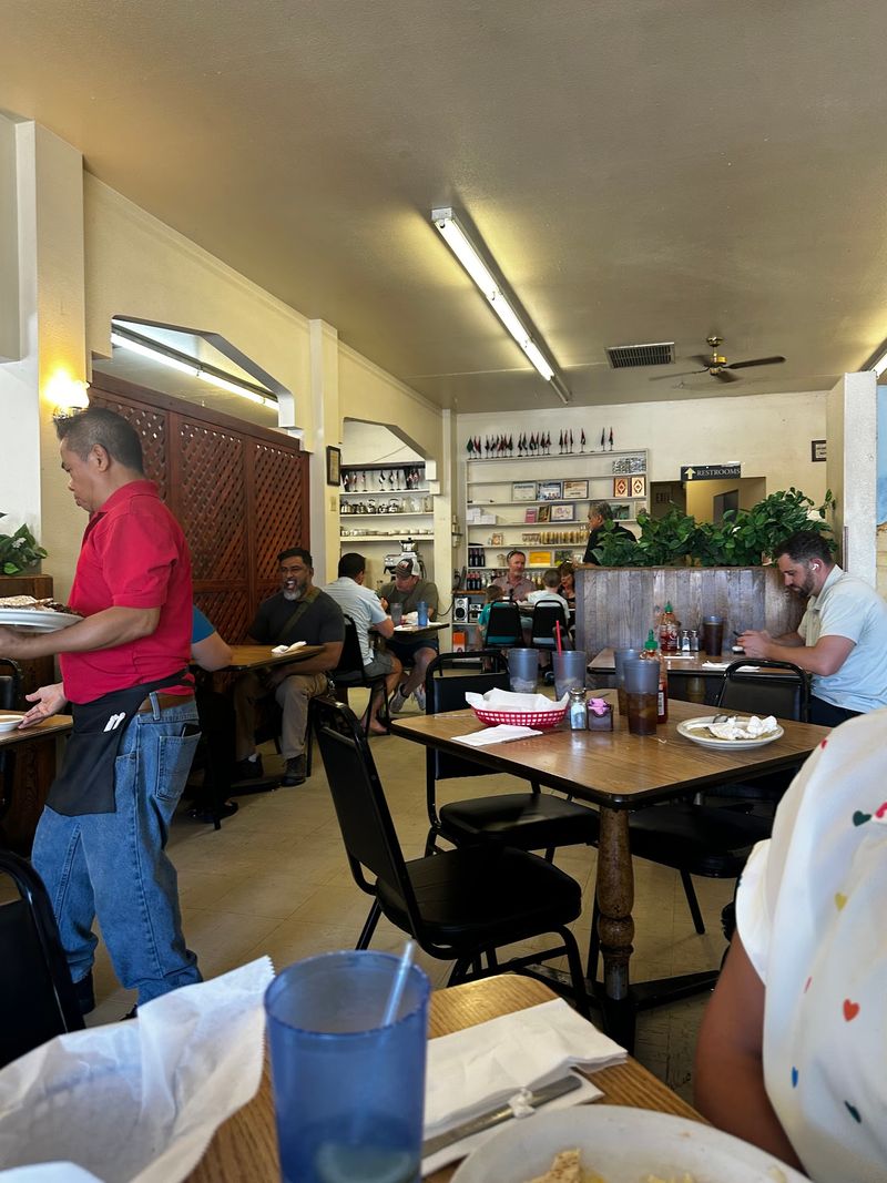 Homey Vibes For Students, Families, And Lunch Crowds Homey Vibes For Students, Families, And Lunch Crowds
