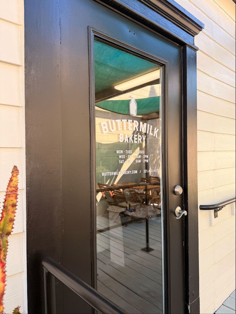 Convenient Hours And A Smart Location