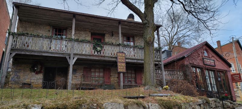 Dowling House And The Old-World Echo