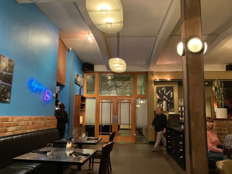 The Vintage Atmosphere That Hooks You Before The First Bite