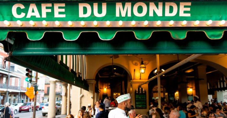 How Tourists Ate In New Orleans Cafés During The 1970s (And Why It Shocked Locals)
