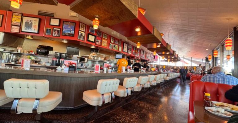 I Explored The Backroads Of California To Sample 13 Mom-And-Pop Diners (And 7 Felt Like Stepping Into The 1950s)