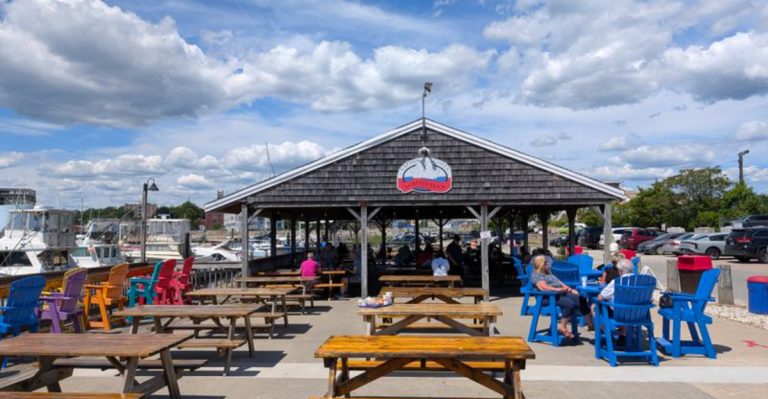 I Hit The Backroads Of Connecticut To Try 14 Hidden Seafood Shacks (And 7 Were Impressively Good)