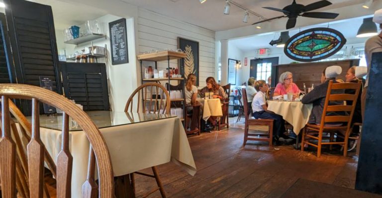 If You Enjoy Cozy Atmosphere, This Log Cabin Café In Ohio Amish Country Is A Must-Visit