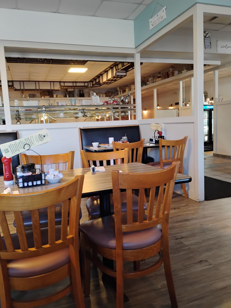 Decor, Ambiance, And Small-Town Warmth