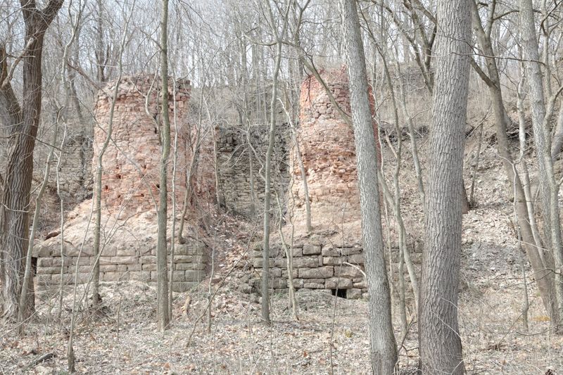 Illinois Caverns offers a regulated cave-entry alternative Illinois Caverns offers a regulated cave-entry alternative