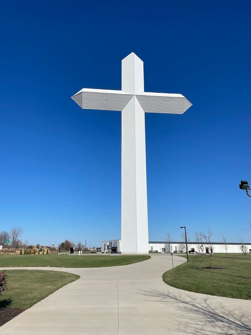 A 200-Foot Cross Rises Off an Illinois Highway