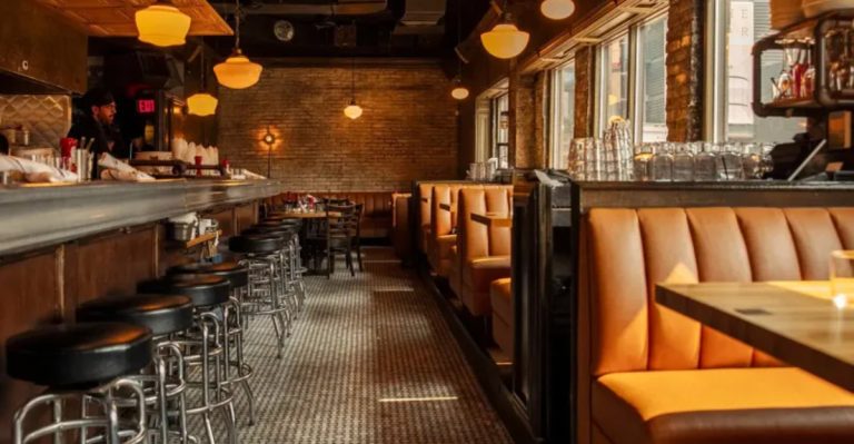 Illinoisans Can’t Stop Talking About The Legendary Deep-Dish Burgers At This Local Spot