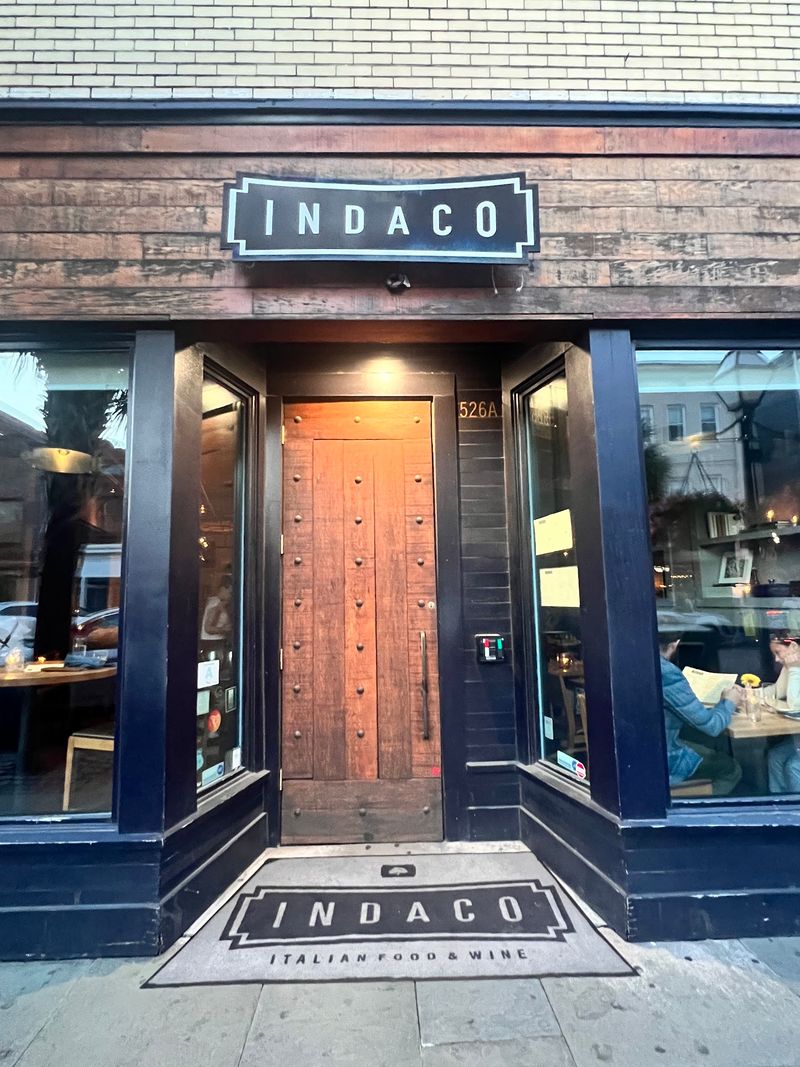 Indaco Charleston, Charleston