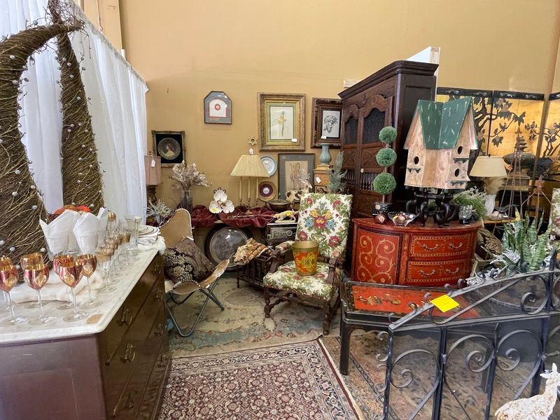 Indoor Stalls With Treasure-Hunt Energy Indoor Stalls With Treasure-Hunt Energy