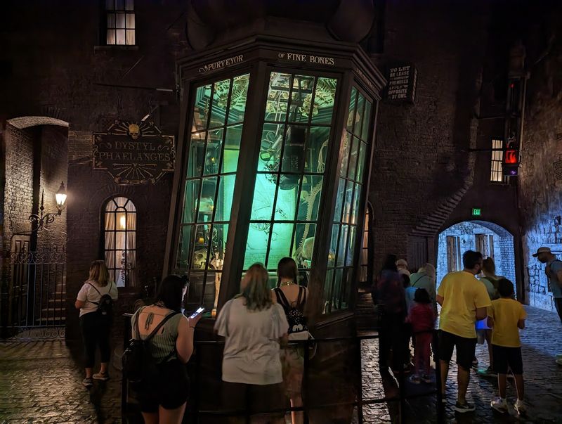 Knockturn Alley And Its Gloriously Dark Atmosphere