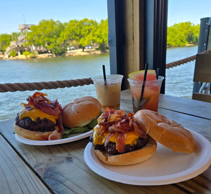 Le Tub – 1100 N Ocean Dr, Hollywood, FL 33019