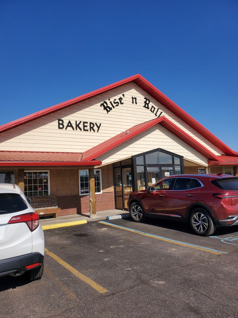 Rise'n Roll Bakery & Deli — Middlebury, Indiana