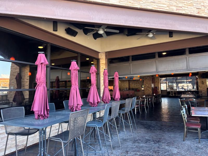 Jadi'Tooh Restaurant At Antelope Point Marina