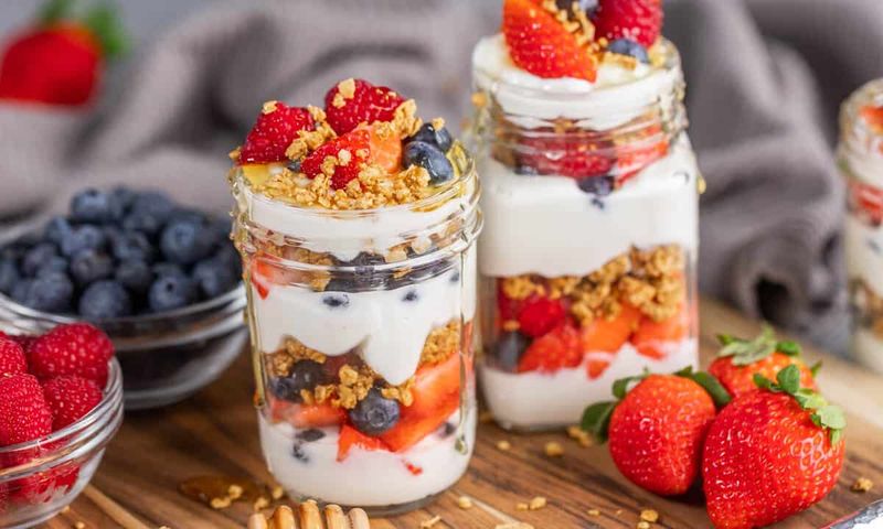 Crumbly Granola and Yogurt Parfaits