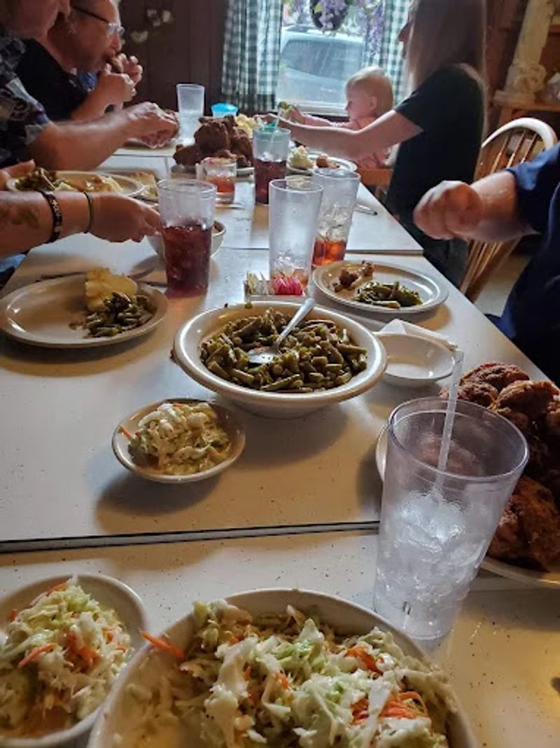 Family-Style Dining That Feels Like Sunday Supper