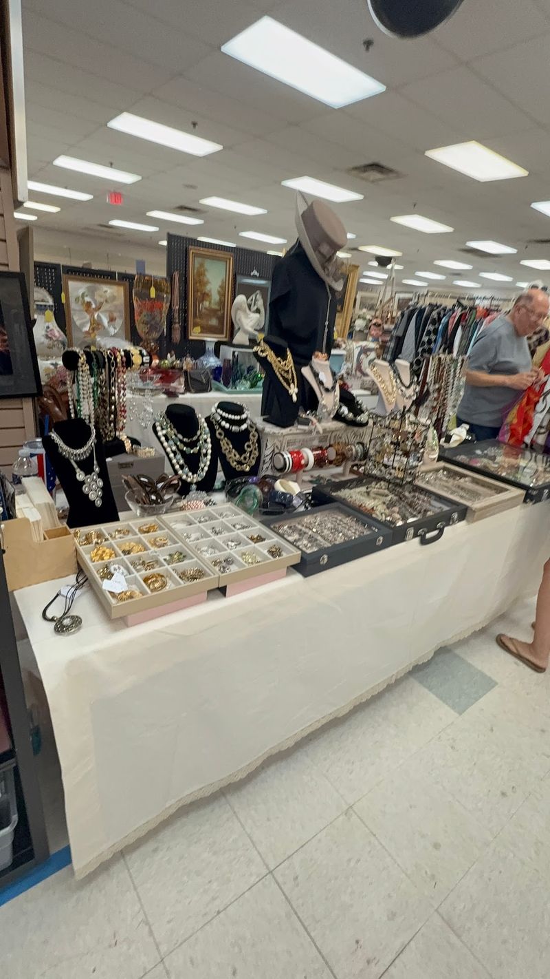 Jewelry Displays With Surprisingly Gentle Prices