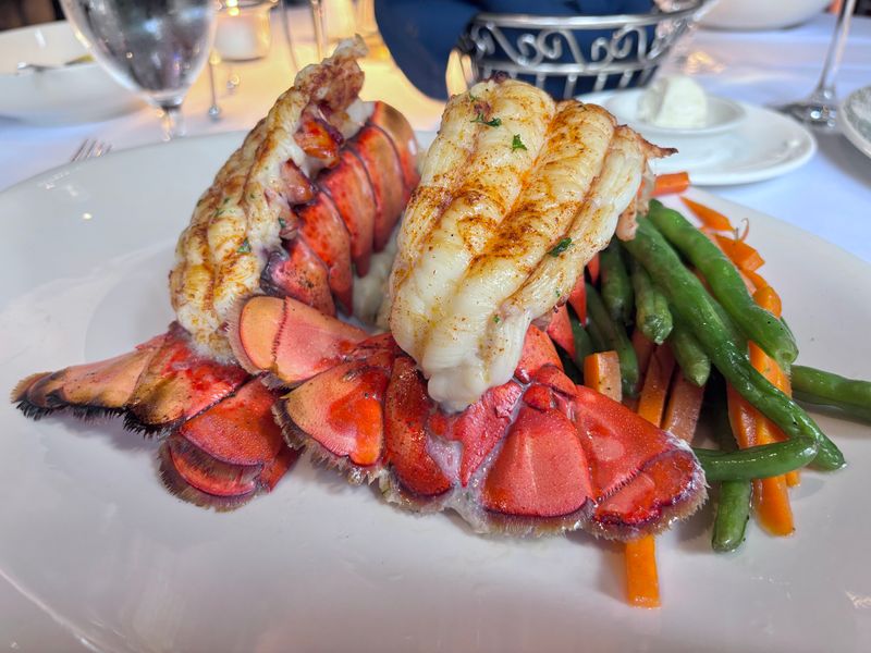 Leo's Seafood Restaurant & Bar – Grand Rapids