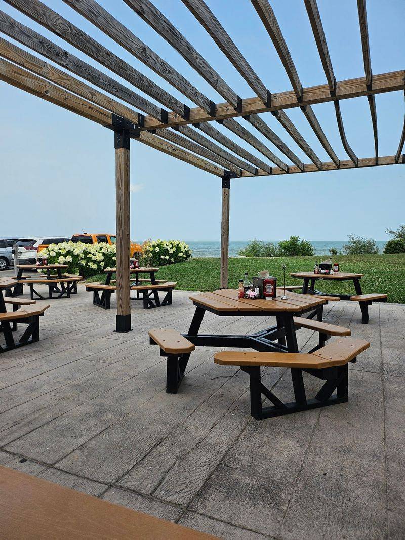 Jolly Rogers Seafood House, Port Clinton