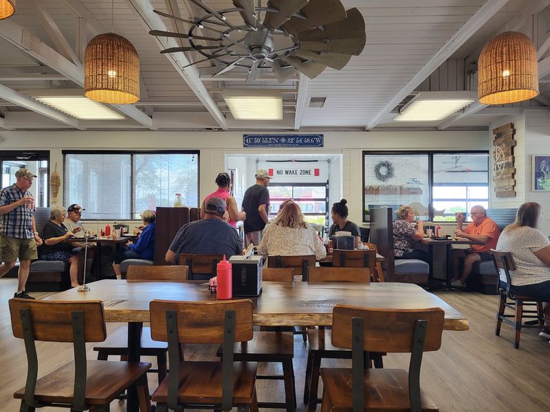 Jolly Rogers Seafood House, Port Clinton