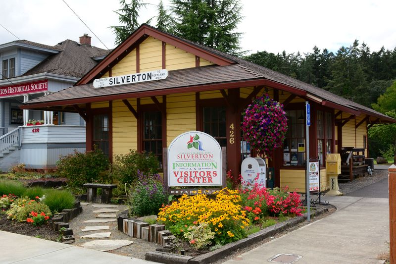 Silverton (Gateway to Silver Falls Country)
