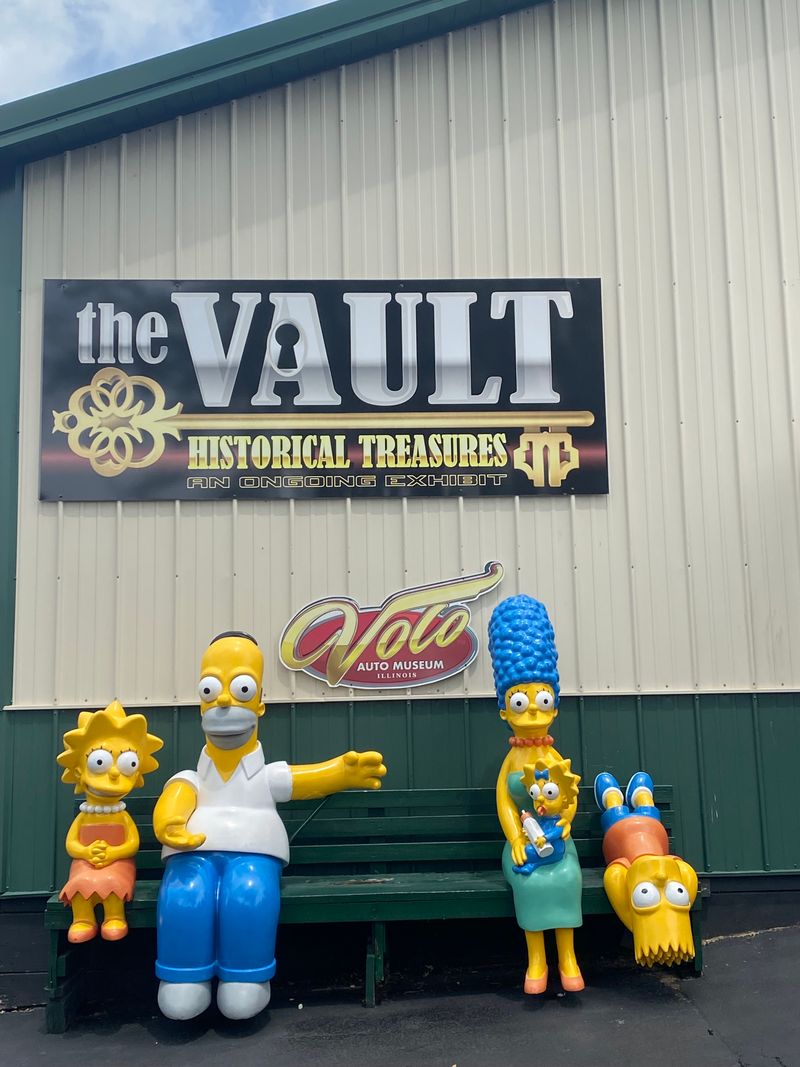 Refreshments And Fun Breaks: Snacks, Seating, And Classic Displays