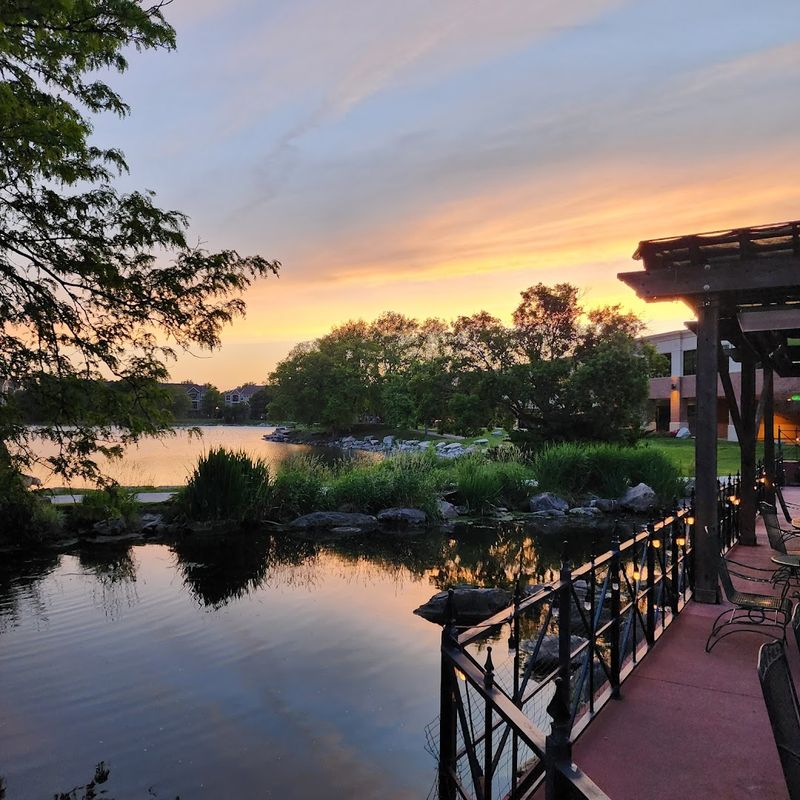 Charlie's On The Lake