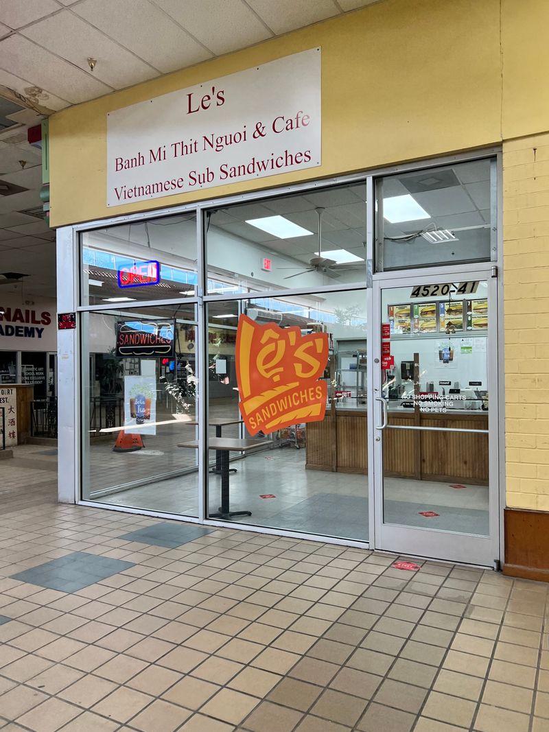 Le's Sandwiches & Cafe