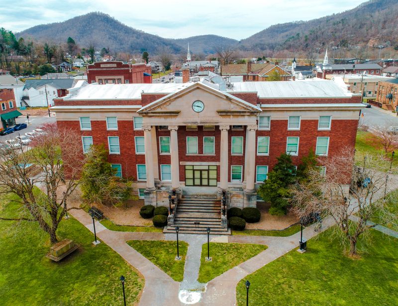 Pineville Courthouse Square Historic District And Bell County Courthouse