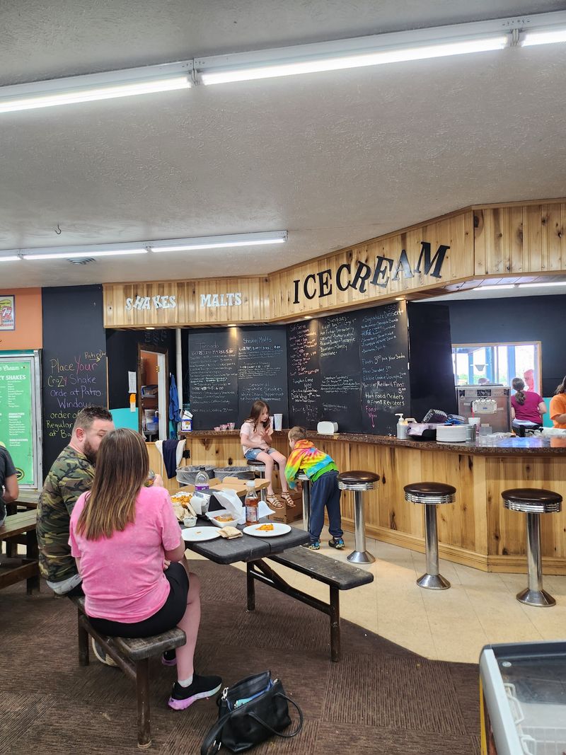 Terry’s Grocery & Pizza, Dayton