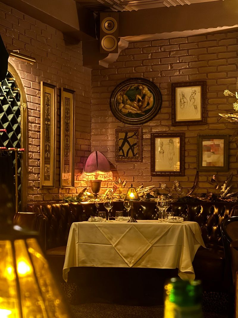La Dolce Vita Sets A Romantic Scene