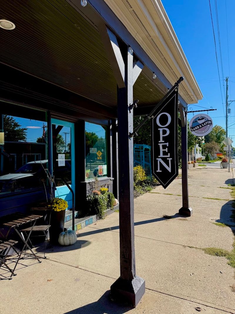 Lake & Latte, Onekama